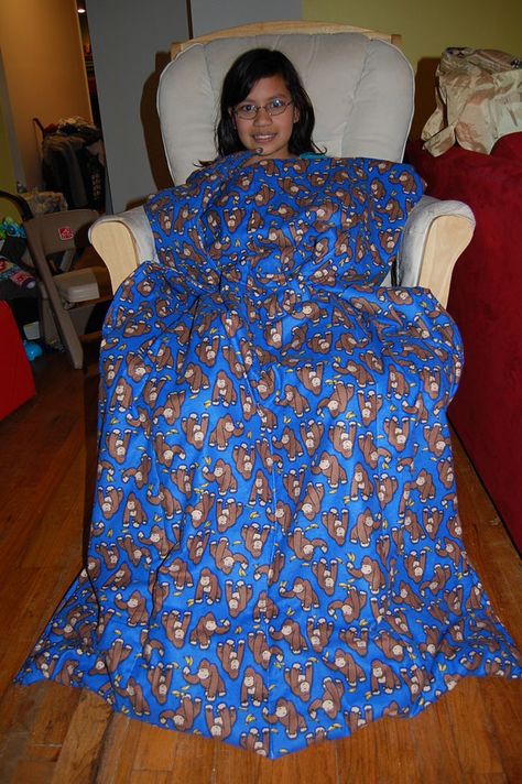 A blanket with foot pockets. I can do this with a ready-made throw and fold up the bottom and stich up the pockets. Blipper Blanket, Christmas Tree Quilted Table Runner, Reiki Hands, Diy Throw Blankets, Quilting Hacks, Machine Binding, Fleece Crafts, No Sew Fleece Blanket, Sewing Machine Quilting