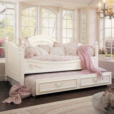 Choosing a Daybed White Daybed With Trundle, Toddler Daybed, Girls Daybed, Idea Bilik Tidur, Reka Bentuk Bilik Tidur, Daybed Room, Daybed Sets, Bathroom Furniture Design, Twin Daybed With Trundle