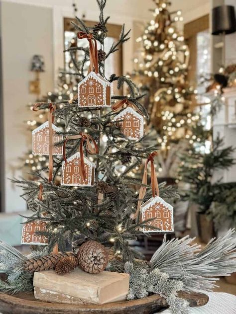 19 Easy and Cozy Neutral Christmas Tree Decor Ideas Neutral Christmas Kitchen Decor, Neutral Christmas Tree Decor, Cozy Neutral Christmas, Old World Christmas Tree, Christmas Tree Aesthetic, Neutral Christmas Tree, Orange Ornaments, Christmas Decor Trends, Tree Aesthetic