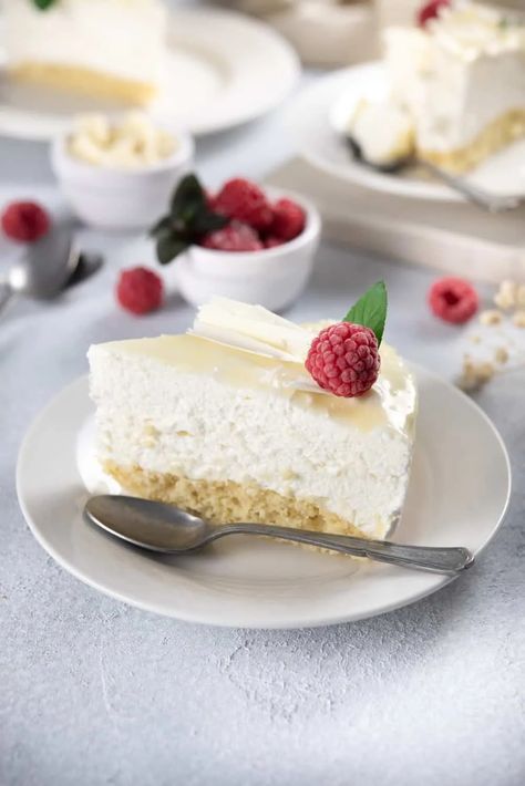 Mousse Cake Filling, White Chocolate Mousse Recipe, White Chocolate Mousse Cake, Chocolate Mousse Cake Filling, Chocolate Desserts Fancy, White Chocolate Desserts, Mousse Au Chocolat Torte, Chocolate Mousse Cake Recipe, Vanilla Mousse