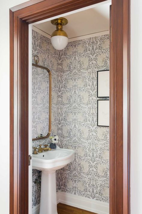 Wallpaper Powder Room, Vintage Decor Ideas, Powder Room Wallpaper, Powder Room Decor, Sandberg Wallpaper, With Wallpaper, Powder Room Design, Home Styles, Renovation Design