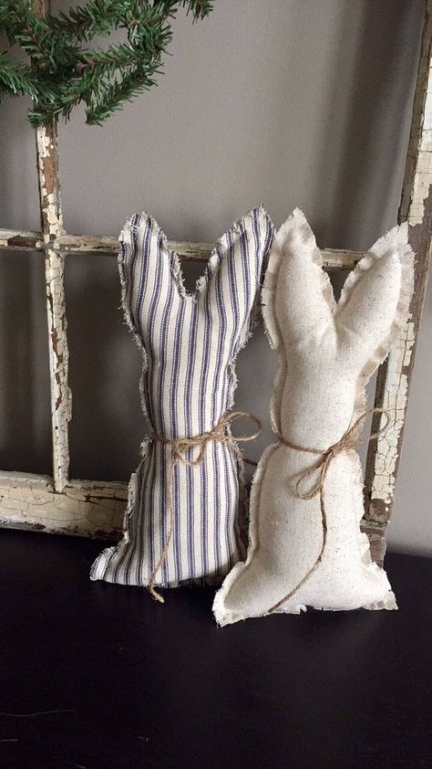 Primitive Easter Decor, Fabric Bunnies, Cocina Shabby Chic, Fabric Bunny, Rustic Easter Decor, Rustic Easter, Farmhouse Easter Decor, Farmhouse Easter, Decoration Shabby