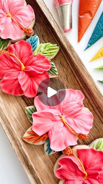 Madison Bagley on Instagram: "The hibiscus is probably one of my top requested flower tutorials🌺 ‌ I am using a 1062 curved gg craft petal tip! ‌ This cookie cutter is from @cookiecuttersbynori  𝘜𝘴𝘦 𝘮𝘺 𝘤𝘰𝘥𝘦 𝘽𝙐𝙎𝙔𝘽 𝘧𝘰𝘳 10% 𝘰𝘧𝘧 𝘢𝘵 𝘤𝘩𝘦𝘤𝘬𝘰𝘶𝘵 ‌ ‌ ‌ #summercookies #beachcookies #flowercookies #hibiscus #brightcookies #leafcookie #floralcookies #busybbakehouse #decoratedcookies #royalicing #sugarart #customcookies #sugarcookies #royalicingcookies #designercookies" Hibiscus Cookies Royal Icing, Hibiscus Cookies Decorated, Hibiscus Cookies, Us Against The World, Floral Cookies, Cookie Techniques, Flower Sugar Cookies, Sea Cake, Beach Cookies