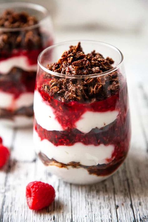 Breakfast Meal Ideas, Breakfast Parfait Recipes, Healthy Parfait, Yogurt Parfait Recipe, Fruit And Yogurt Parfait, Chocolate Parfait, Pumpkin Spice Granola, Yogurt Parfaits, Raspberry Yogurt