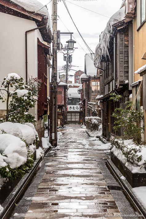 Higashi Chaya District in Kanazawa is beautiful in the snow. This guide to visiting Kanazawa, Japan will show you Kanazawa winter highlights. From Kanazawa Castle to the Kanazawa museum and Kanazawa station, it has lots about Kanazawa, Japan winter travel. #kanazawa #japan Kanazawa Japan, Winter Street, Kanazawa, Snowy Winter, Perfect Itinerary, Japan, Travel