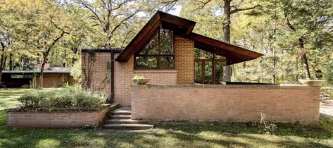 Usonian Style, Frank Lloyd Wright Usonian, Usonian House, Frank Lloyd Wright Design, Frank Lloyd Wright Homes, Houses In France, Organic Architecture, Architect House, Frank Lloyd