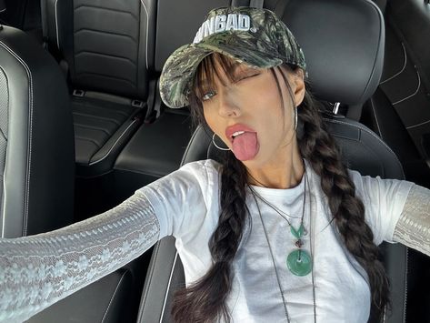 camo hat, selfie pose, instagram, aesthetic, braids, dark hair, brunette, makeup, lace long sleeve shirt, layering, fall ootd, fall fashion, white tshirt outfit, thrifted fashion, downbad Braids Dark Hair, Camo Hat Outfits Women, Camo Hat Outfit, Camo Hats Outfits, Hat Selfie, Aesthetic Braids, White Tshirt Outfit, Baseball Hat Outfit, Thrifted Fashion