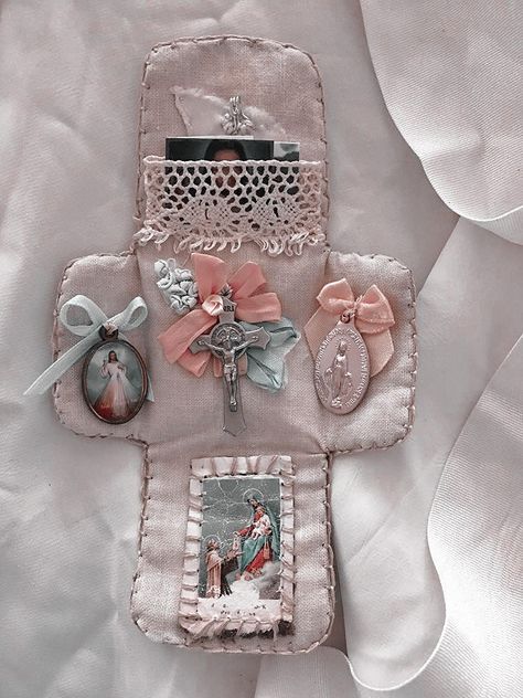 Pocket Shrine, Faith Crafts, Shrines Art, Catholic Decor, Prayer Corner, Catholic Crafts, Catholic Art, Religious Art, Cute Crafts