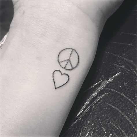 Hold Fast Tattoo, Peace Sign Fingers, Tattoos On Wrist, Peace Sign Tattoos, Peace Tattoos, Arrow Tattoo Design, Peace Sign Art, Hand Tats, Arrow Tattoo