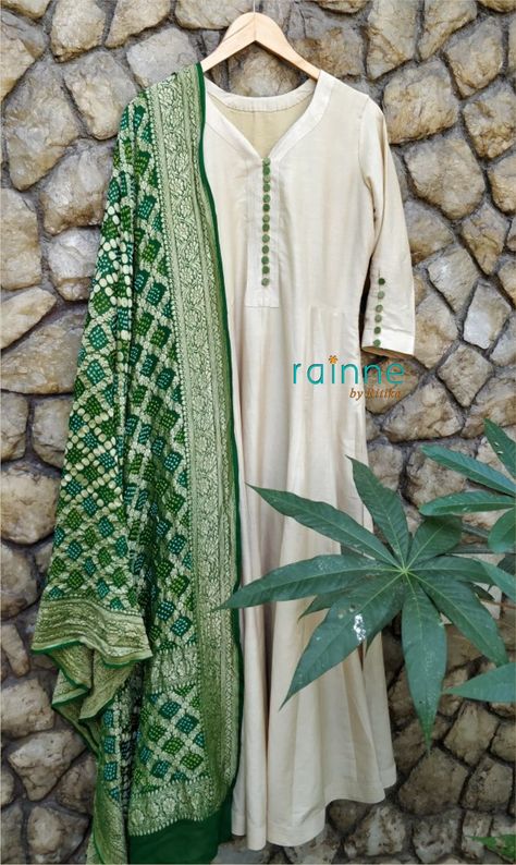 Bandhani Dupatta With Dress, Dresses With Bandhani Dupatta, Bandhni Dupatta Dress, Bandhani Dupatta Outfit Ideas, Bandhani Duppata Dress, Bandhini Kurta Designs, Bandhani Dupatta Dress, Bandhani Dupatta Outfit, Bandhani Dupatta Suits