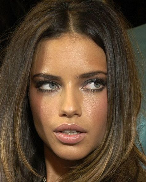 90s Models Makeup, Adriana Lima Face, Adriana Lima Makeup, 90s Makeup Look, Bombshell Makeup, Adriana Lima Young, Makeup Vs No Makeup, Angel Makeup, Adriana Lima Victoria Secret