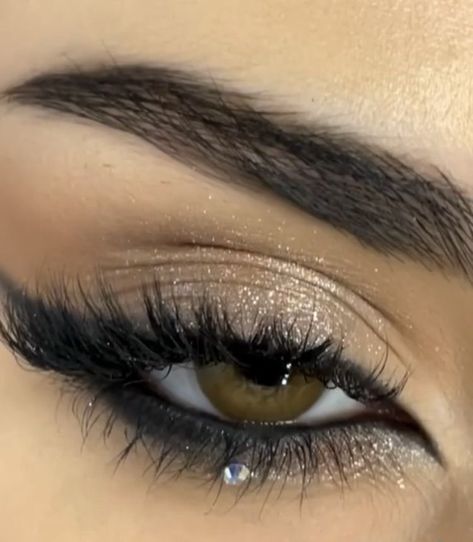 Sparkle Eyeliner Looks, Eye Looks For A Black Dress, Makeup Ideas For Winter Formal, Cat Eye Makeup With Glitter, Simple Makeup Looks For Prom Black Dress, Eye Makeup For Light Brown Eyes, Black Sparkly Eye Makeup, Silver Cat Eye Makeup, Dark Prom Aesthetic