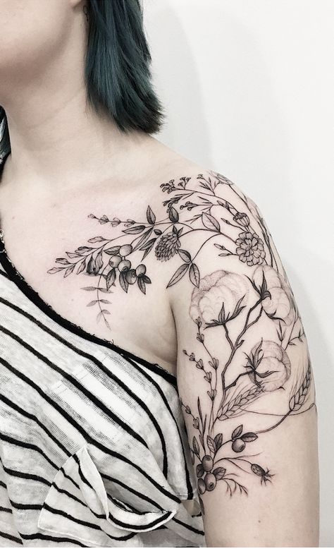 Thestral Tattoo, Women's Shoulder Tattoo, Bone Tattoos, Tattoos For Women Half Sleeve, Meaningful Tattoos For Women, Floral Tattoo Sleeve, Geniale Tattoos, Japanese Sleeve Tattoos, Shoulder Tattoos For Women