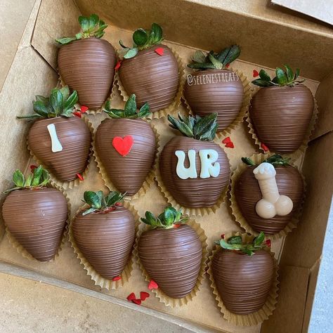 Dallas Strawberries (@selenestreats) posted on Instagram • Jan 22, 2022 at 7:02pm UTC Valentines Baking, Cake Pop Decorating, Covered Strawberries, Food Is Fuel, Chocolate Strawberries, Chocolate Covered Strawberries, Cookies And Cream, Chocolate Covered, Strawberries