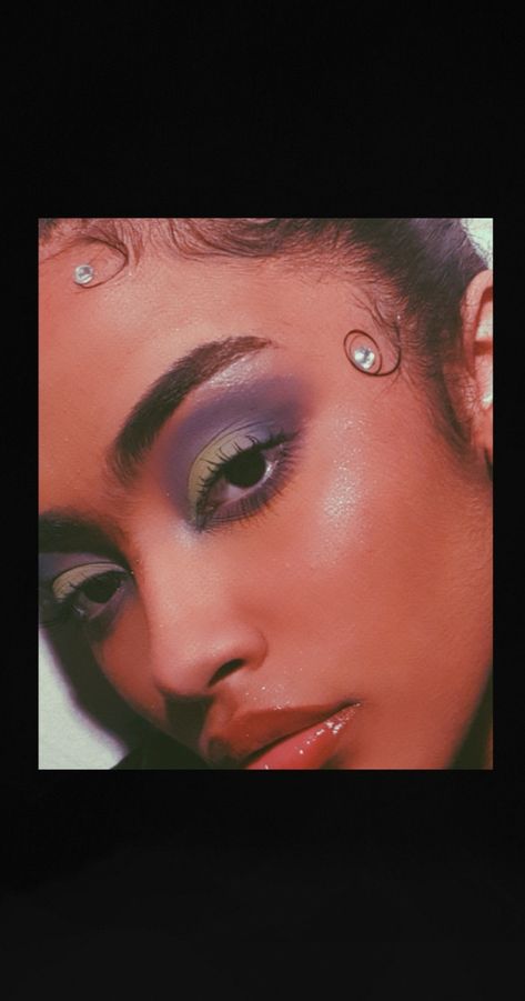 Green And Purple Eyeshadow Looks, Green And Blue Makeup, Green And Purple Eyeshadow, Purple Eyeshadow Looks, 90s Glam, Purple Eyeshadow, Makeup Artistry, Blue Eyeshadow, 90s Aesthetic