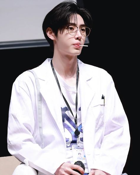 Doctor sunghoon 🩺🥼 . . #sunghoon #enhypen Im Falling, Sunghoon Enhypen, Park Sunghoon, Baby Penguins, Jay Park, Sung Hoon, بلاك بينك, Singing, Lab