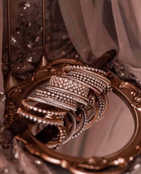 Jewellery Photography Inspiration, Things To Wear, Wedding Photography Ideas, Jewelry Product Shots, Creative Jewelry Photography, Royalty Aesthetic, Indian Bridal Jewelry Sets, Jewelry Photoshoot, Indian Jewellery Design