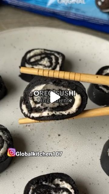 Oreo Sushi Roll, Oreo Sushi, Plane Snacks, Dessert Sushi, Dessert Oreo, Sushi At Home, Diy Sushi, Homemade Sushi, Recipe Girl