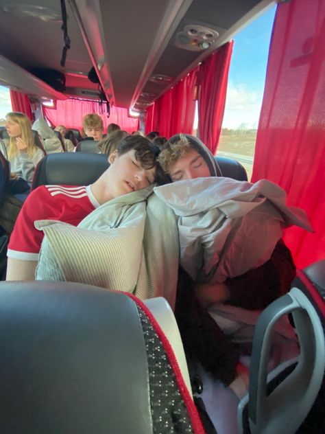 France School Trip, School Trips Aesthetic, Class Trip Aesthetic, Dc School Trip, Craft Night Party, French Trip, School Trips, Friendship Photoshoot, Big Friends