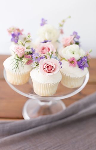 <3 Desserts Wedding, Birthday Gathering, Garden Cupcakes, Boho Garden Party, Mums Birthday, Bridal Shower Cupcakes, Banquet Ideas, Garden Bridal Showers, Cake House