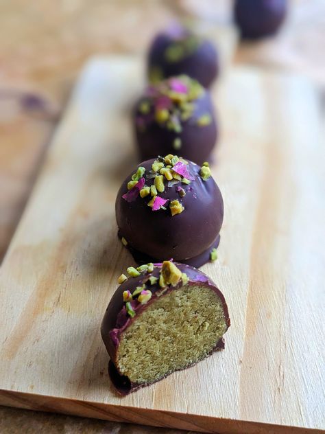 Vegan pistachio truffles - Kitchen - Margodrobi.com Vegan Truffles Recipe, Vegan Pistachio Cookies, Vegan Pistachio Cake, Simple Vegan Dessert, Pistachio Truffles, Chocolate Cashew Butter, Vegan Pistachio, Dubai Chocolate, Raw Treats