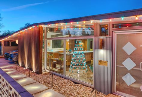 Mid-Century Modern Magic Harvey Park Mid-Century Modern Homes - Modern Christmas Trees Modern Christmas Trees, Christmas Lights Outdoor, Estate Design, Mid Century Modern Christmas, Mcm House, Diy House Renovations, Modern Magic, Modern Christmas Tree, Mid Century Living