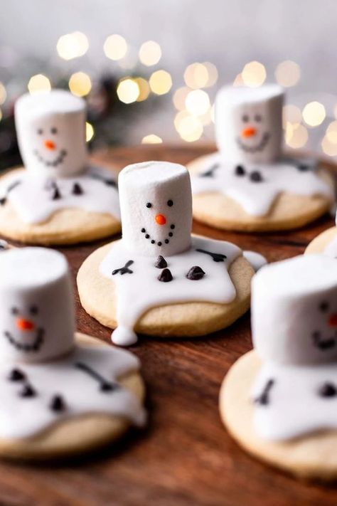 Melting Snowman Cookies - Eats Delightful Melted Snowman Sugar Cookies, Snowman Brownies, Snowman Truffles, Snowman Dessert Ideas, Marshmellow Snowman, Snowman Desserts, Snowman Food, Snowman Marshmallows, Melting Snowman Cookies