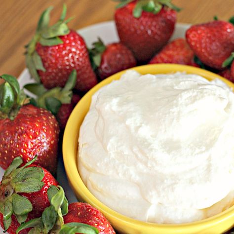 White Chocolate Pudding Dip from SixSistersStuff.com - perfect for all fresh fruit! Pudding Fruit Dip, Chocolate Fruit Dip, White Chocolate Pudding, Heart Healthy Desserts, Fruit Dip Recipe, Fruit Dips Recipes, Chocolate Dipped Fruit, Six Sisters Stuff, Sweet Dips