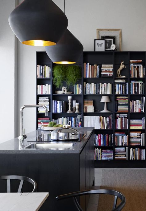 Kitchen library - Trendir Open Kitchen Shelves, Home Libraries, Home Library, Design Case, Home Fashion, Interior Design Inspiration, A Kitchen, Kitchen Inspirations, Design Interior