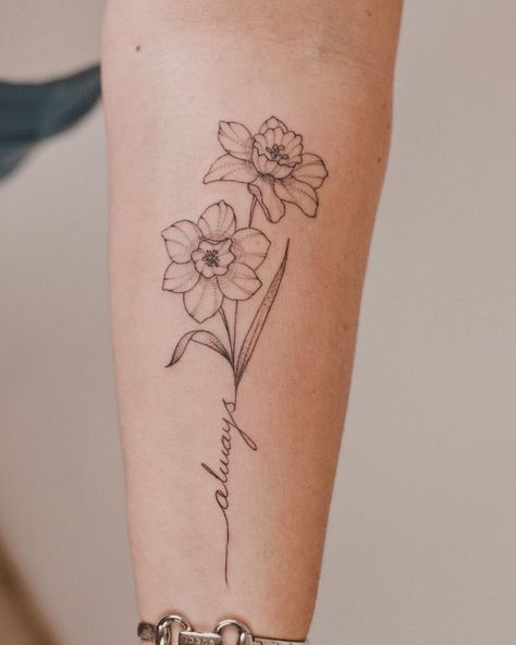 Daffodil Tattoo Ideas, Daffodil Flower Tattoos, Name Flower Tattoo, Violet Flower Tattoos, Flower Tattoo On Ribs, Carnation Tattoo, Daffodil Tattoo, Flower Tattoo Ideas, Thai Tattoo