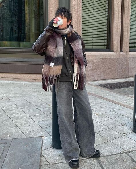 Winter Outfits Scarf, Winter Shoes 2023, Early Winter Outfits, Winter Vintage Outfits, Scarf Outfit Men, Acne Studios Scarf, Literal Legend, Mens Winter Fashion Outfits, Winter Outfits Aesthetic