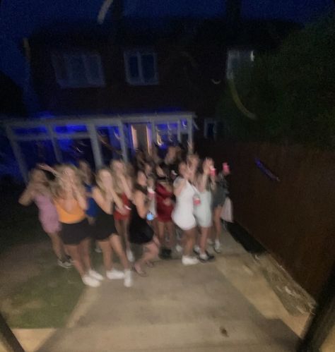 Uk Party Aesthetic, Uk Party, Uk House Party, House Party Birthday, House Party Aesthetic Friends, Party Aesthetic High School, Party Teenager Night, High School Party Astethic, Party House