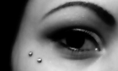 I want another dermal on the side on my face like this! Except I want it to be diamonds ;) Face Dimples, Facial Dermal Piercing, Face Dermal, Anti Eyebrow, Microdermal Piercing, Face Tats, Piercing Inspo, Face Piercings, Cool Piercings