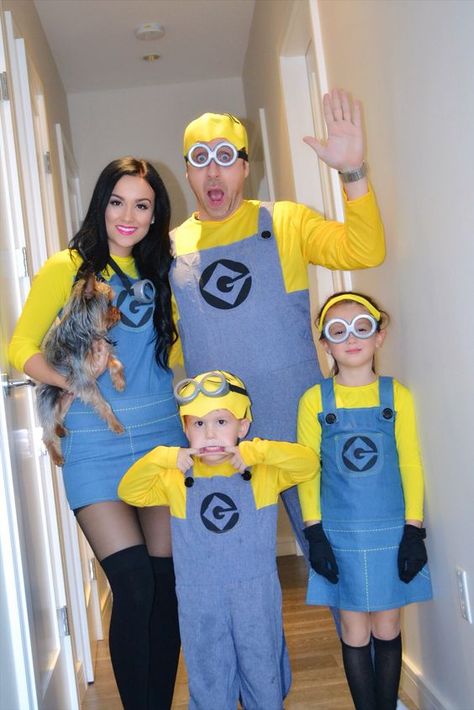 Dressing up your family for Halloween is considered cool due to the bonding experience it offers through collaborative costume planning and creation, the opportunity for creative expression in choosing imaginative costumes, the creation of lasting memories filled with shared fun and laughter. Minion Family Costume, Agnes Minions, Halloween Costumes For Families, Minions Costume, Family Costumes For 3, Ideas Disfraz, Family Themed Halloween Costumes, Family Costume Ideas, Purim Costumes