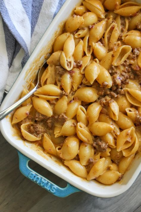 This big batch cheeseburger mac and cheese recipe combines two classic childhood meals into one creamy, cheesy dish you won’t be able to resist! Cold Weather Comfort Food Recipes, Childhood Meals, Cheeseburger Mac And Cheese, Cheeseburger Mac, Cold Weather Comfort Food, Comfort Dinner, Seasoned Veggies, Mac And Cheese Recipe, Comfort Food Recipes