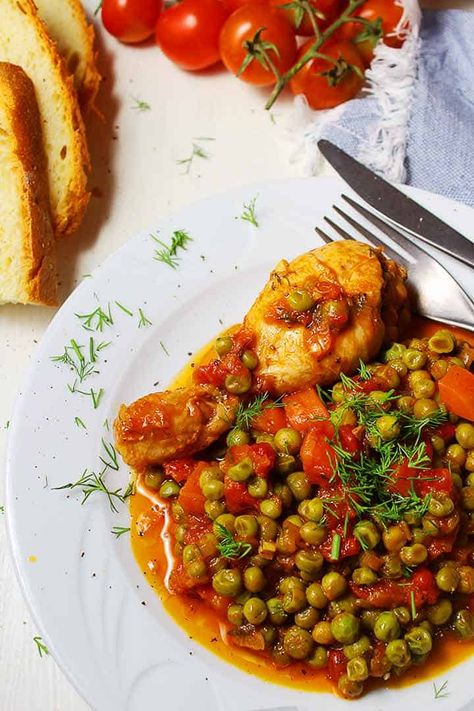 Chicken With Peas, Chicken And Peas, Chicken Drums, Greek Recipes Authentic, Greek Food Recipes, Peas And Carrots, African Foods, Cauliflower Dishes, Seasonal Salad