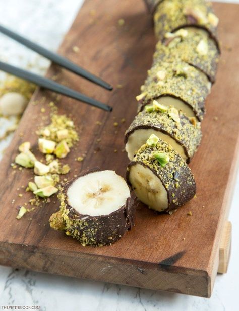 Pistachio Chocolate Banana Sushi - All you need is just 3 ingredients and 15 minutes to make this easy dessert that is naturally gluten-free, dairy-free and vegan! Recipe by thepetitecook.com Banana Sushi, Weight Watcher Desserts, Pistachio Chocolate, Dessert Sushi, God Mat, Vegan Dessert, Recipes Vegan, Vegan Sweets, Chocolate Banana