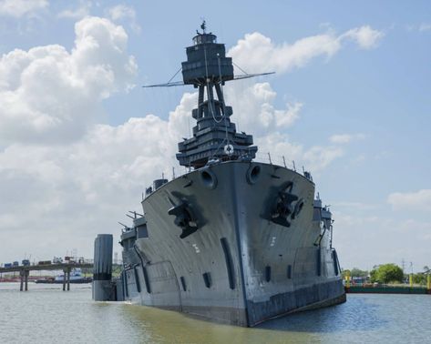 Historic 104-Year-old Battleship Close to Sinking Sea Stuff, Uss Texas, Hms Hood, Model Warships, Toy Boats, Maritime Art, Abandoned Ships, Old Boats, Naval History