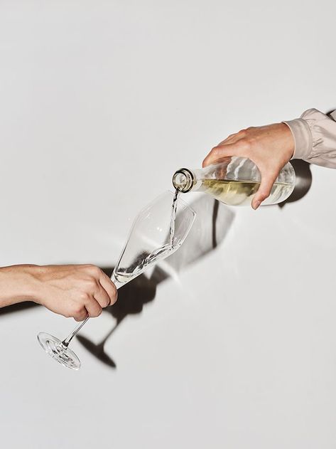 People Drinking Wine Photography, White Wine Photography, Hand Holding Drink, Pouring Drink, Pouring Champagne, Wine Picture, Women Drinking, People Drinking, Pouring Wine