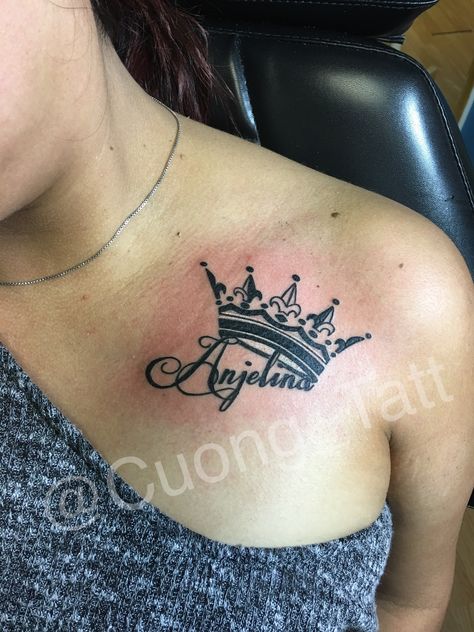 Fine line lettering with Crown Tattoo. Shoulder Name Tattoo, Name With Crown Tattoo, Tato Nama, Magic Tattoo Ideas, Small Wave Tattoo, Girl Shoulder Tattoos, Baby Name Tattoos, Tattoos Nature, Tattoos Dragon