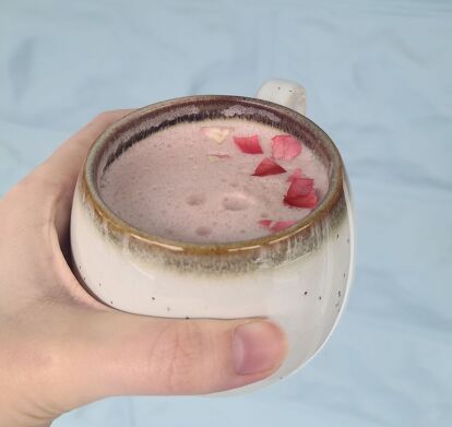 Next time you are struggling to fall asleep, make this 2 ingredient sleep elixir! Try this healthy drink before bedtime that will help you with your sleep cycle. This bedtime drink for sleep recipe is calming and relaxing and will help you fall asleep easier and easy insomnia. Sleep Elixir, Warm Milk And Honey, Edible Lavender, Elixir Recipe, Chocolate Fudge Icing, Easy Strawberry Cheesecake, Bedtime Drink, Strawberry Cheesecake Bars, Apple Cider Vinegar Detox Drink