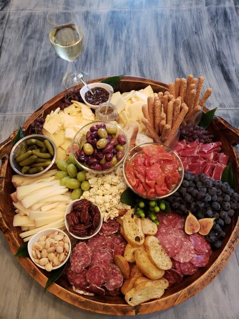 Wine Snack Board, Charturie Boards Party, Wine Tasting Charcuterie Board, Wine Platter Ideas, Cutery Board Ideas Party, Coldcut Platter, Sharkutery Board, Wine Tasting Snacks, Charquetery Board Ideas