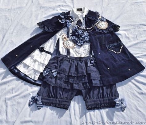 ouji fashion Alice And The Pirates, Classic Lolita, Old Fashion Dresses, The Pirates, J Fashion, Unique Things, Kawaii Clothes, Fancy Outfits, Cosplay Outfits