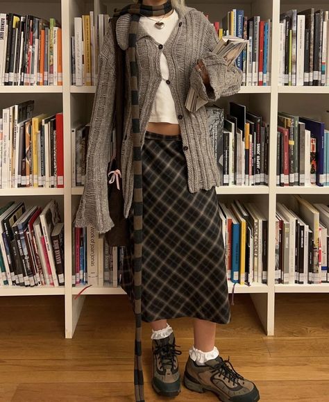 Long Black A Line Skirt Outfit, Vintage Outfits Winter Retro, Fall Outfits With Midi Skirts, Plaid On Plaid Outfit, Sweater With Maxi Skirt, Midi Plaid Skirt Outfit, Plaid Skirt Outfit Winter, Plaid Maxi Skirt Outfit, Plaid Midi Skirt Outfit