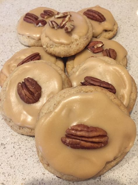 Brown Sugar Pecan Cookies Recipe, Brown Sugar Pecan Cookies, Pecan Crescent Cookies, Baking Snacks, Shortbread Cookies With Icing, He Looked At Me, Brown Sugar Frosting, Pecan Shortbread Cookies, Pecan Pie Cookies