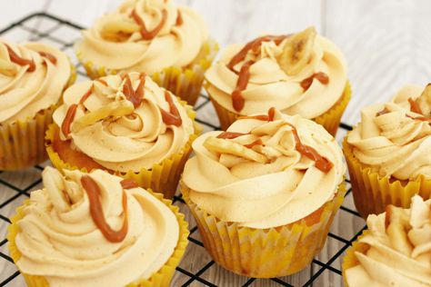 Cupcakes Easy Recipe, Banoffee Cupcakes, Cupcakes For Kids, Lemon Sponge Cake, Cupcakes Easy, Easy Cakes, Caramel Icing, Banana Cupcakes, Kids Cooking