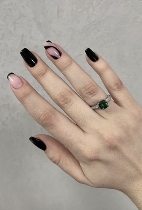 Cute Black Design Nails, Nail Art Black Designs, Black Nailart Nails, Black Design Nails Acrylics, Nail Art Aesthetic Black, Nail Black Design, Black Nails Winter, Nails 2022 Black, Black Naildesign