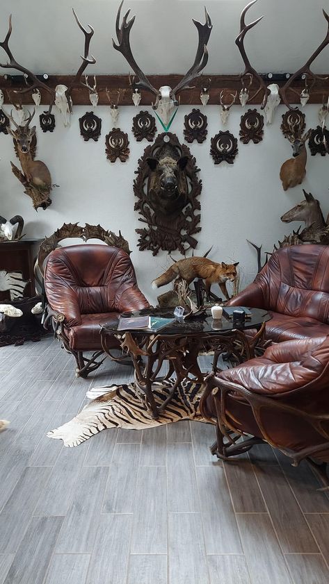 Hunting Room Design, Antler Ideas, Taxidermy Decor, Animal Taxidermy, Whiskey Room, Farm Shed, Skull Crafts, Hunting Room, Antler Art