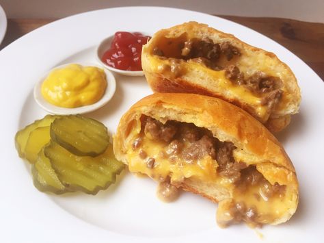 These gooey, cheesy, meaty Cheeseburger Bombs are the perfect hunger-busting snack. Canned Biscuits, Layered Salad, Biscuit Dough, Hamburger Recipes, American Cheese, Beef Dishes, Steak Recipes, The Tube, Food Network