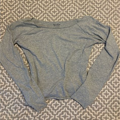 Grey Off The Shoulder Long Sleeve Casual Top From Brandy Melville. Never Worn Before Long Sleeve Tops Aesthetic, Brandy Melville Clothes, Brandy Melville Fits, Cute Long Sleeve Shirts, Brandi Melville, Thrift List, Brandy Melville Shirts, Tops Brandy Melville, 2000s Tops